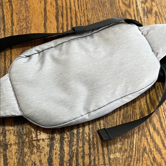 Travelon Light Gray Belt Bag NWOT - Picture 3 of 4